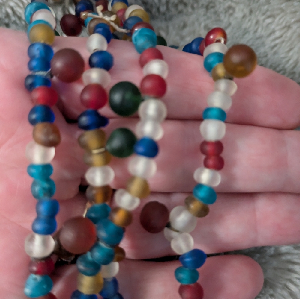 Vintage Frosted Glass Necklace - Picture 4 of 5